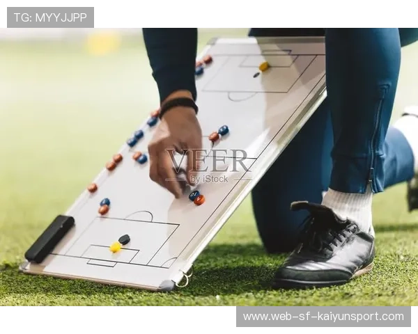 足球教练是否鼓励队员针对比赛战术进行自我解读，足球教练员在比赛中应考虑哪些因素